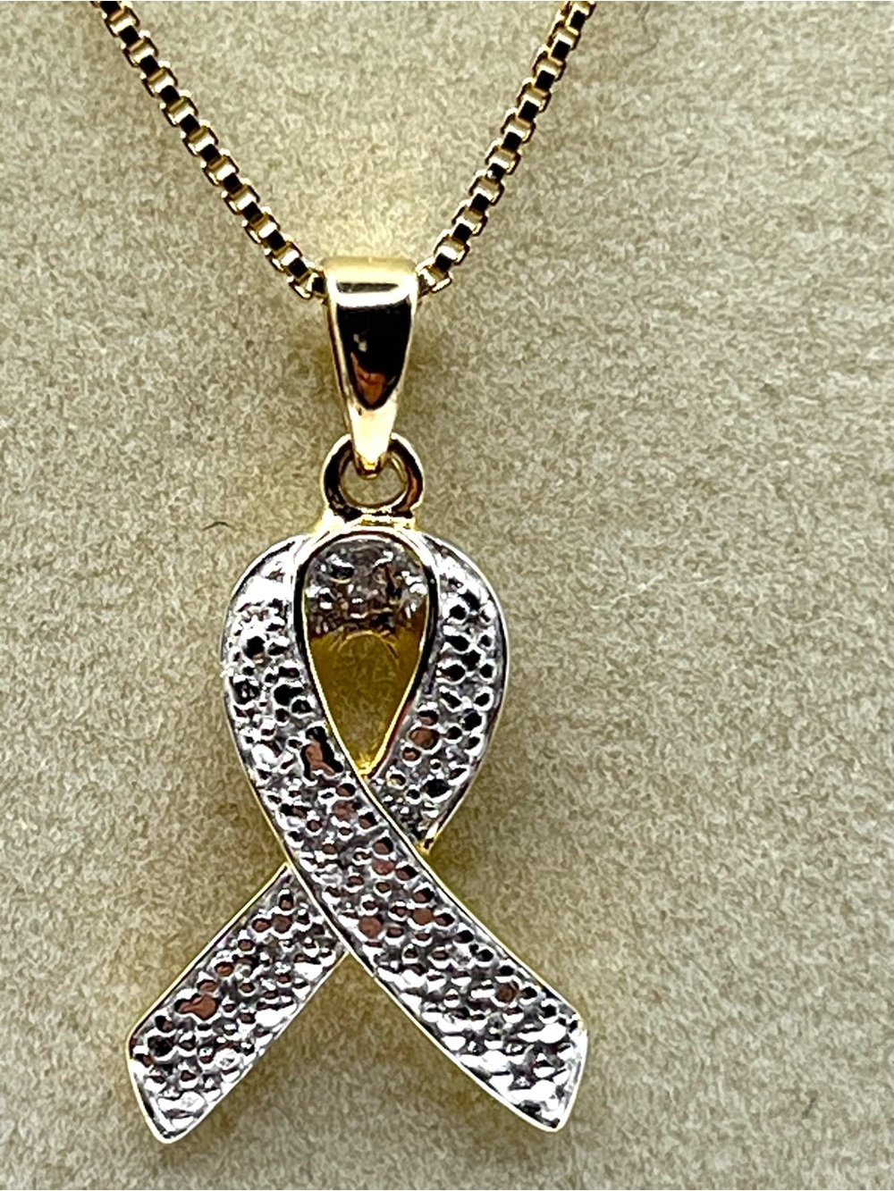 Vintage Gold Ribbon Pendant Necklace with Sterling Silver 925 Studs Elegant